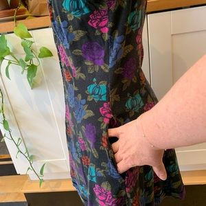 Iconic vintage Betsey Johnson short dress w pockets. Sz L, hooks down the front